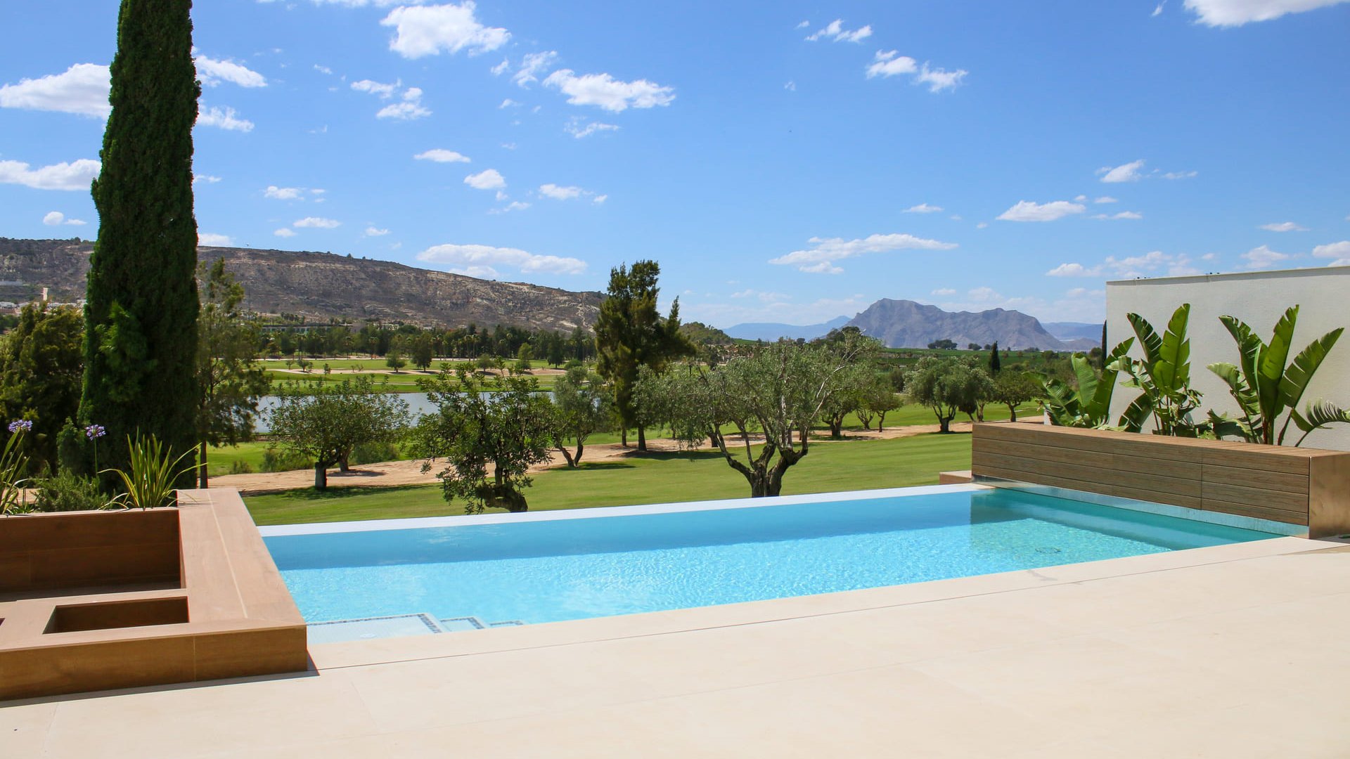 Obra nueva - Chalets -
La Finca Golf
