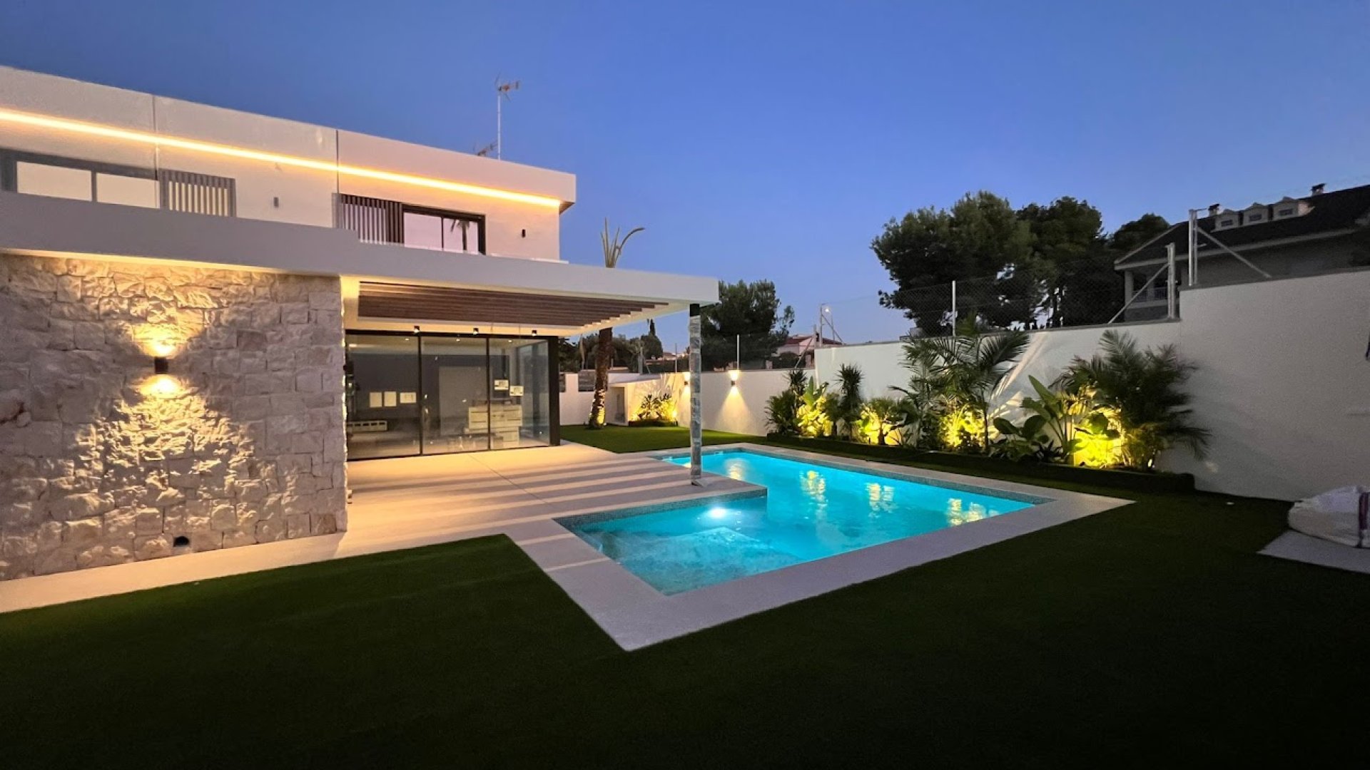 Obra nueva - Chalets -
Orihuela Costa