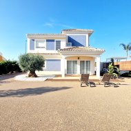 Obra nueva - Chalets -
Purias