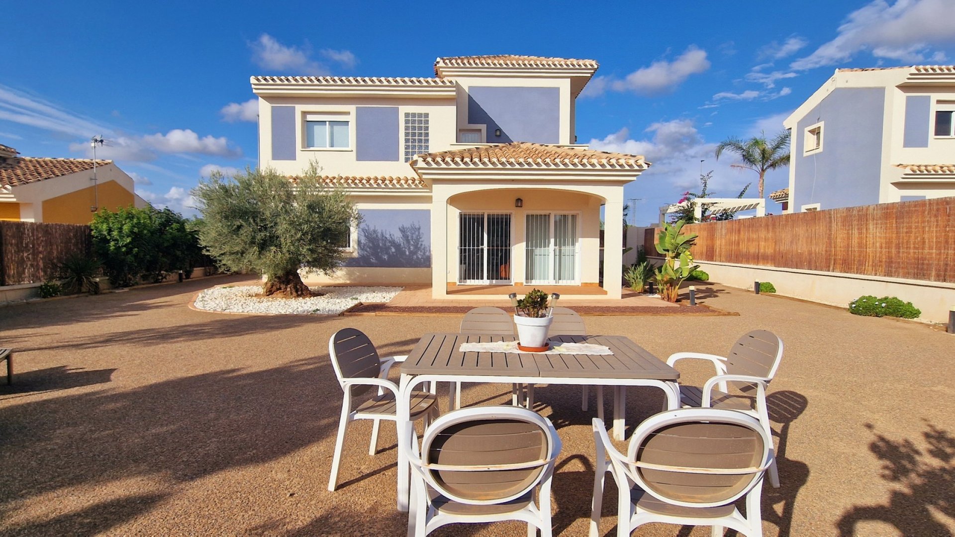 Obra nueva - Chalets -
Purias