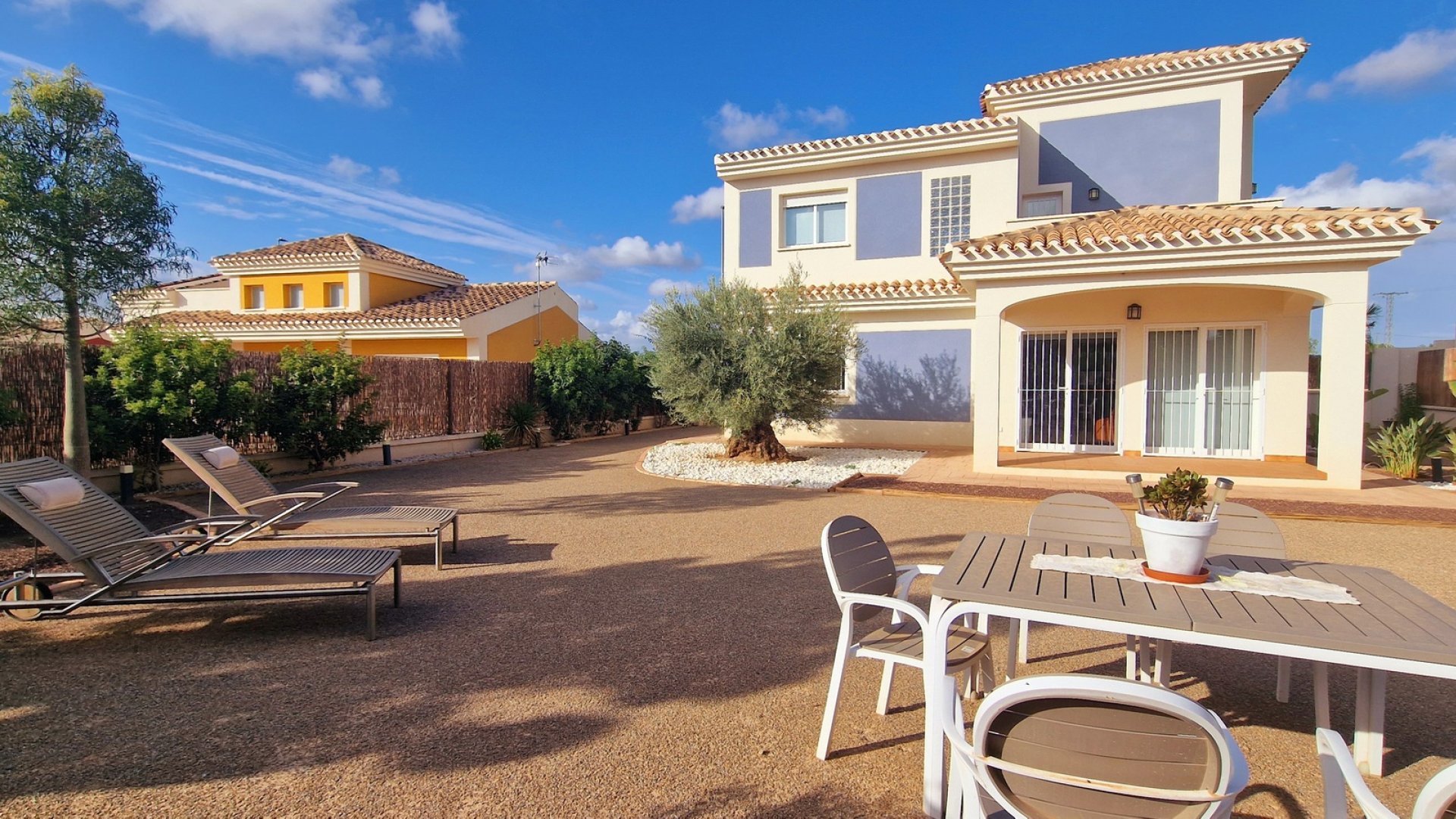 Obra nueva - Chalets -
Purias