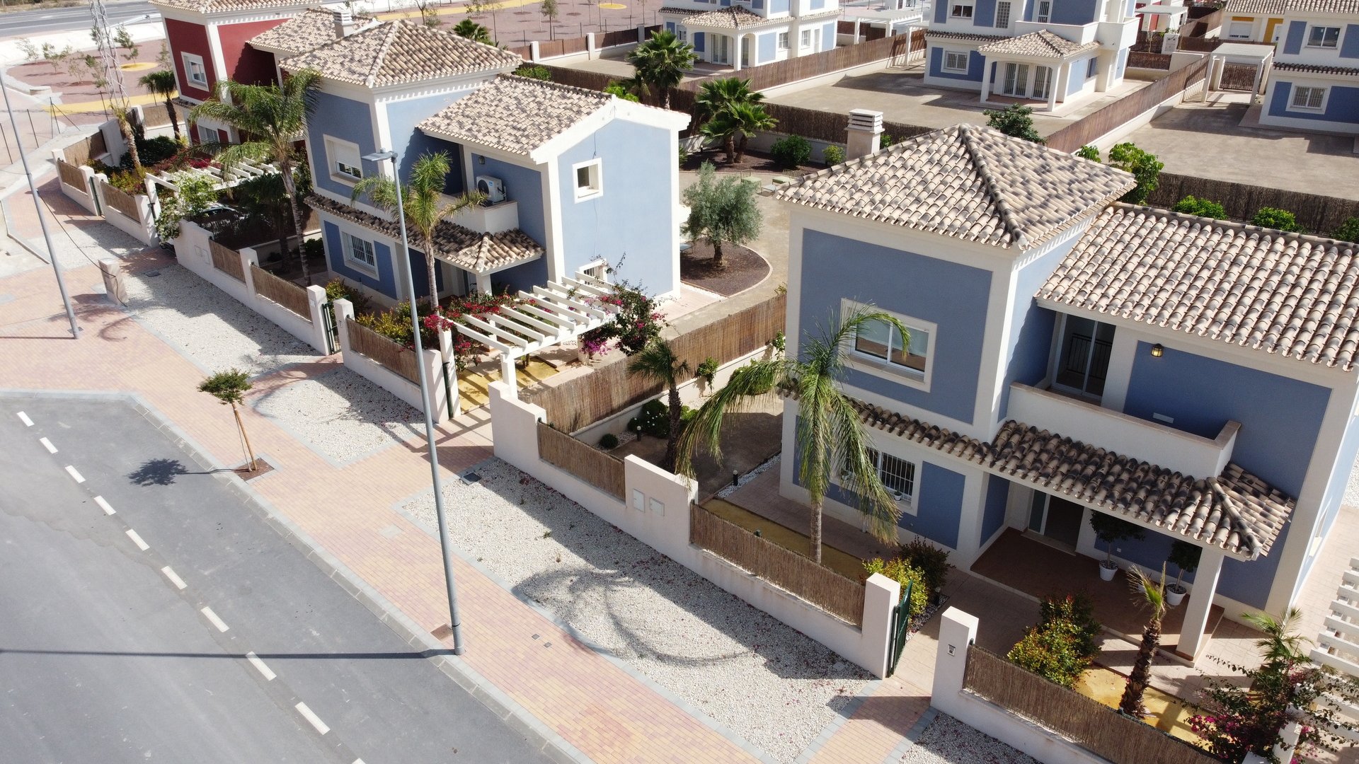 Obra nueva - Chalets -
Purias