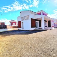 Obra nueva - Chalets -
Purias
