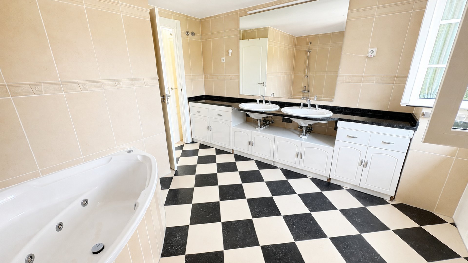 Resale - Apartments -
Altaona Golf and Country Village - Altaona Golf - Country Village