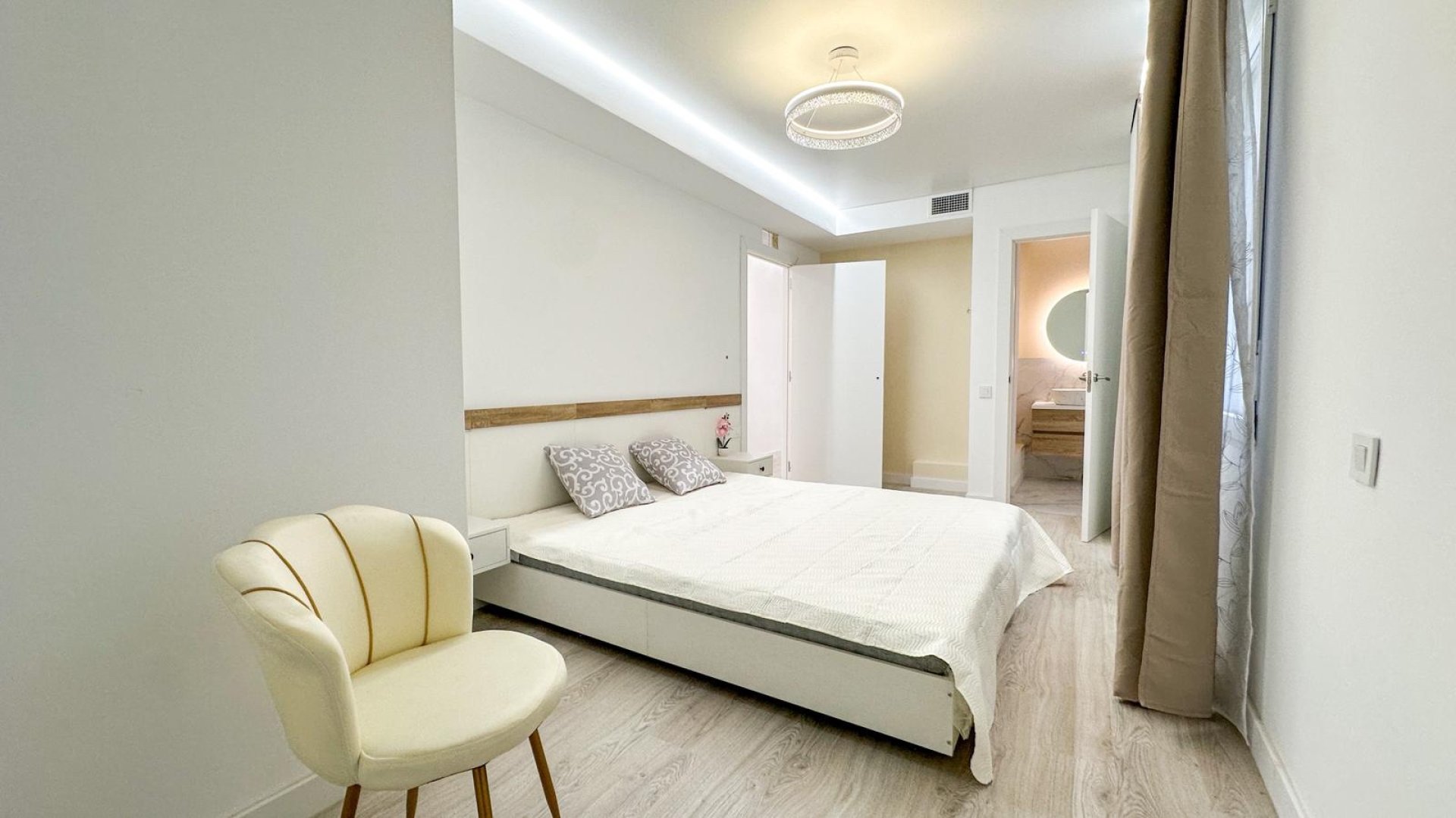 Resale - Apartments -
Torrevieja - Playa Los Naufragos