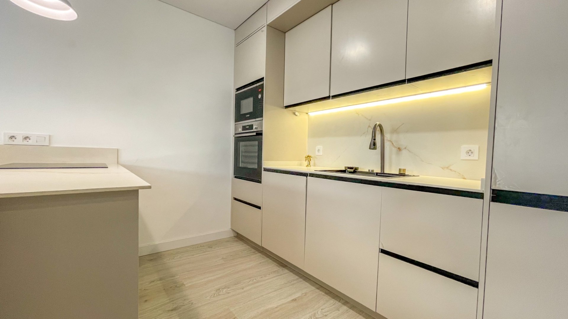 Resale - Apartments -
Torrevieja - Playa Los Naufragos