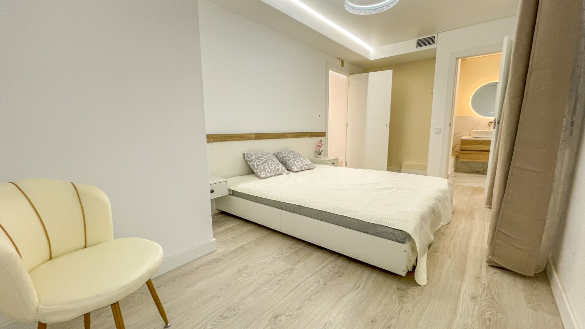 Resale - Apartments -
Torrevieja - Playa Los Naufragos