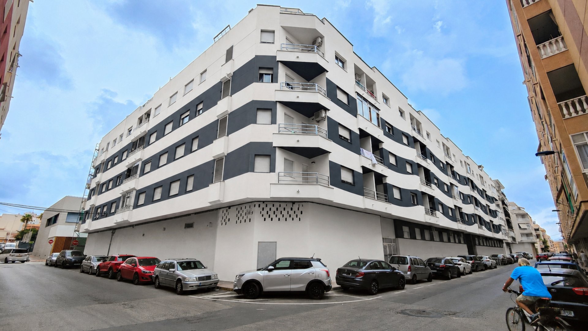 Resale - Commercial -
Torrevieja - Playa Los Naufragos
