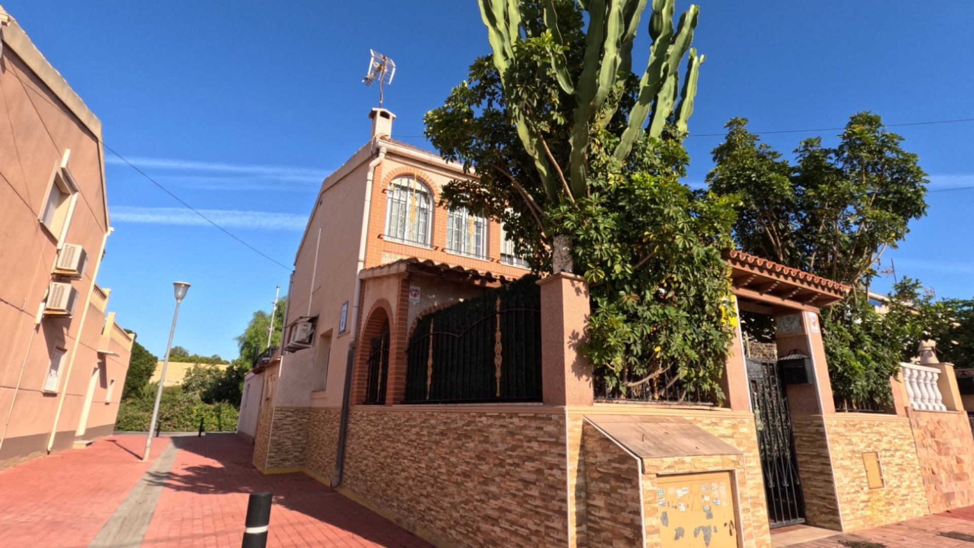 Resale - Terraced house / Townhouse -
Torrevieja - El Acequión - Los Náufragos