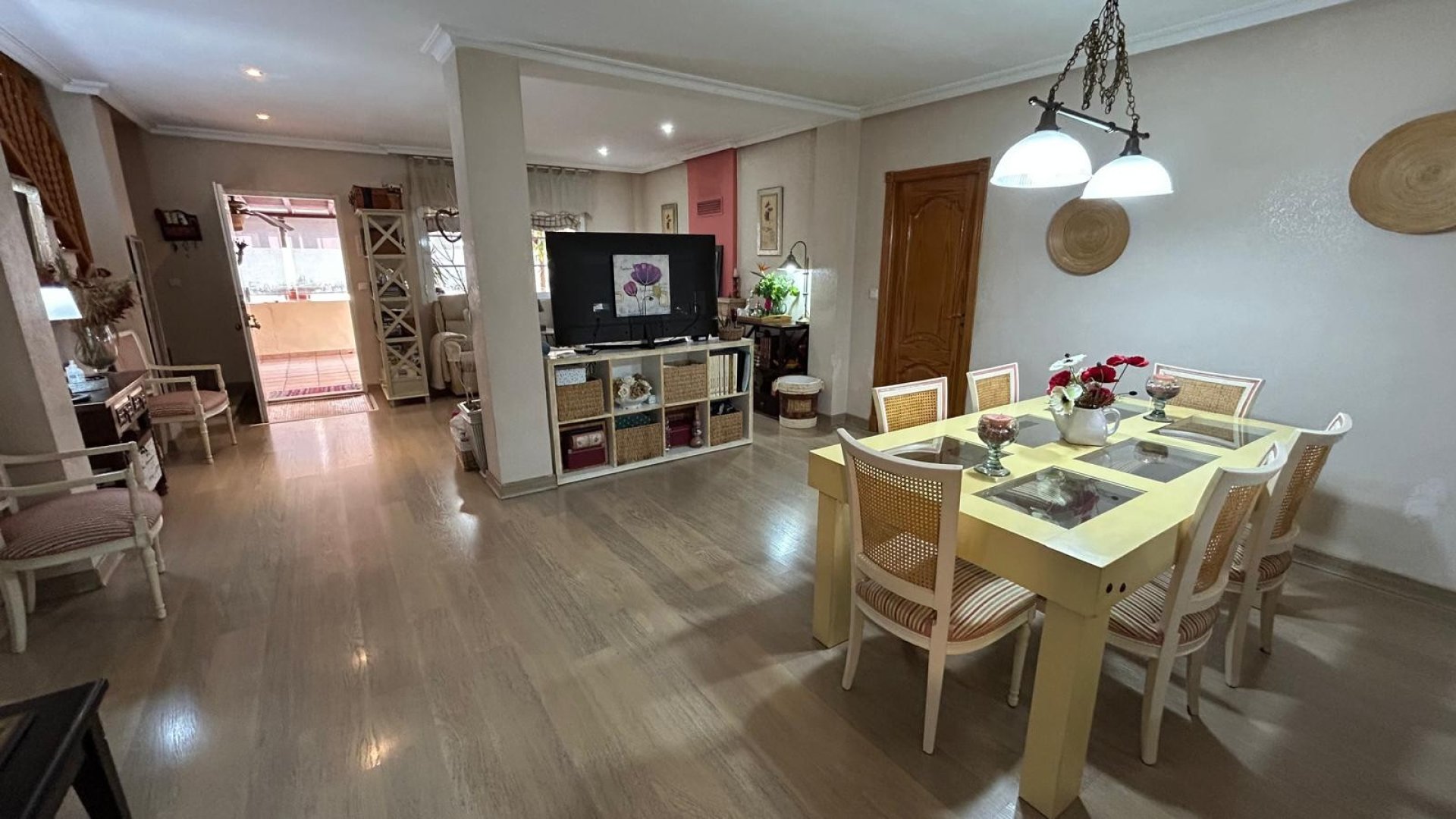 Resale - Townhouse -
Los Montesinos