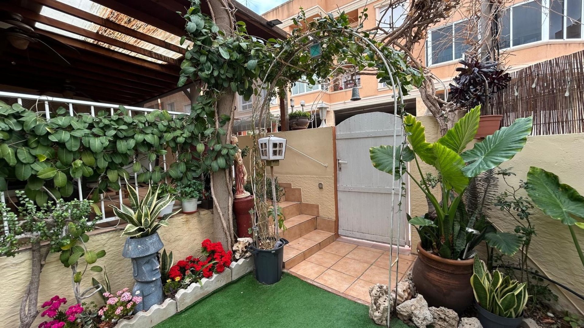 Resale - Townhouse -
Los Montesinos