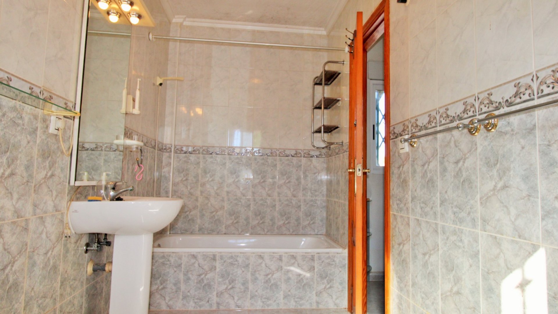 Resale - Townhouse -
Villamartín