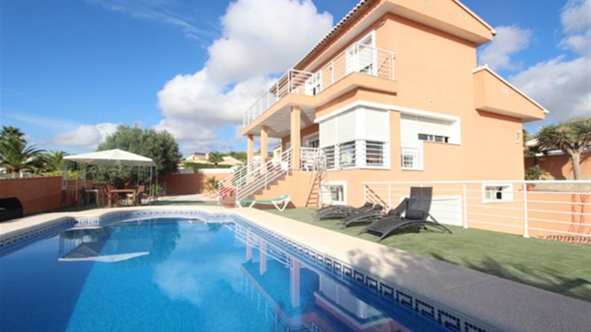Resale - Villa -
Calpe - Cometa