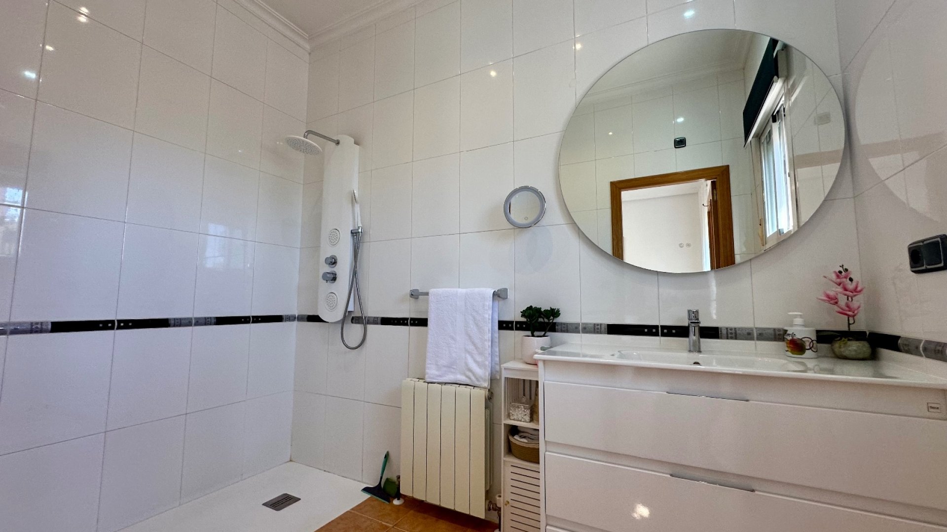 Resale - Villa -
Catral
