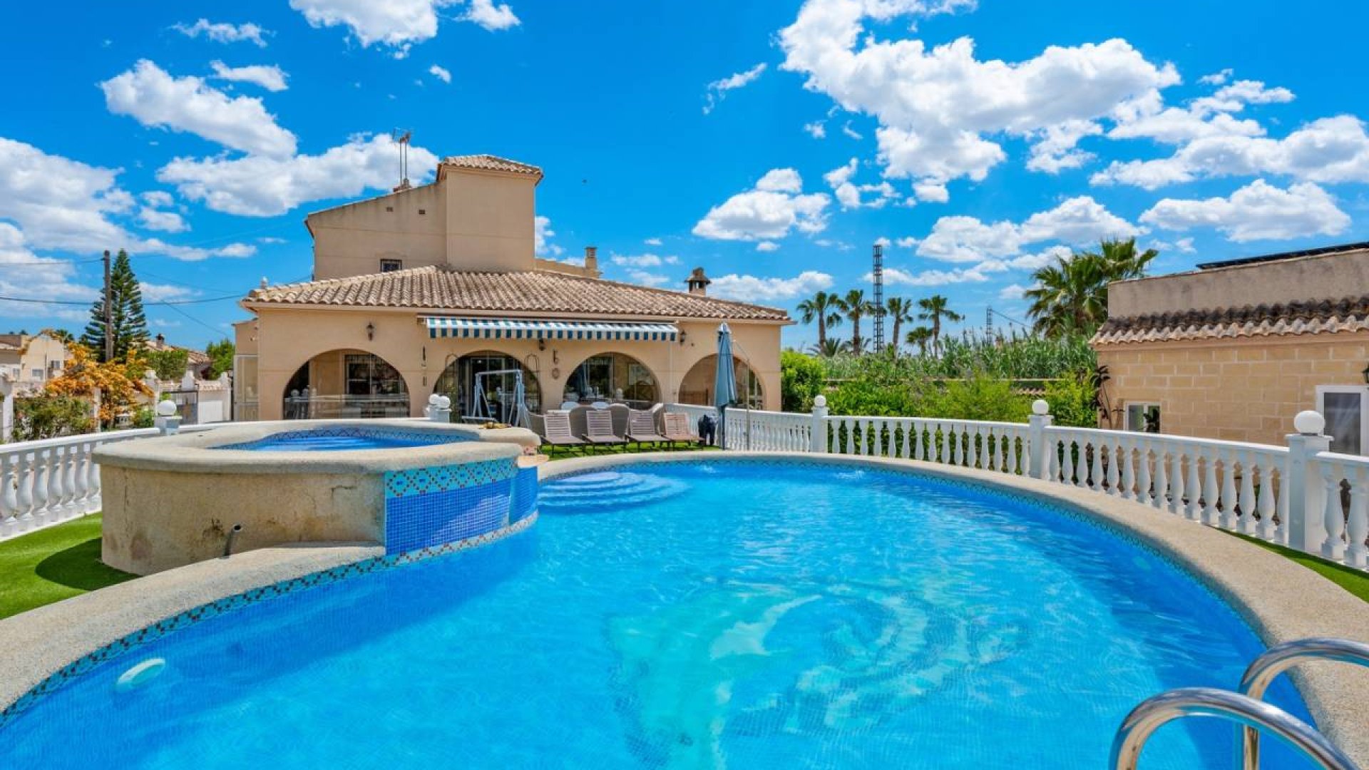 Resale - Villa -
Catral