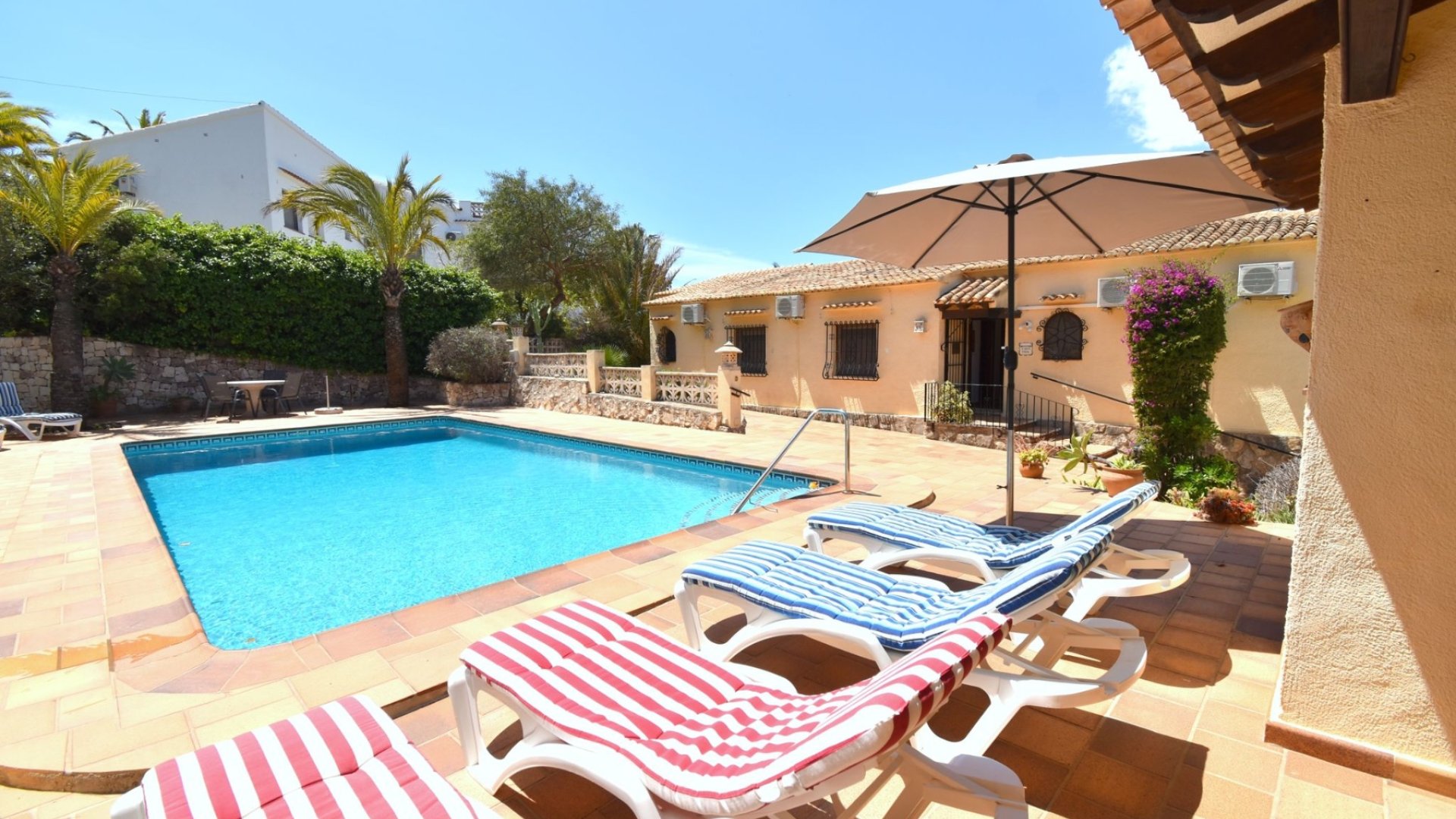 Resale - Villa -
Jávea - Montgó