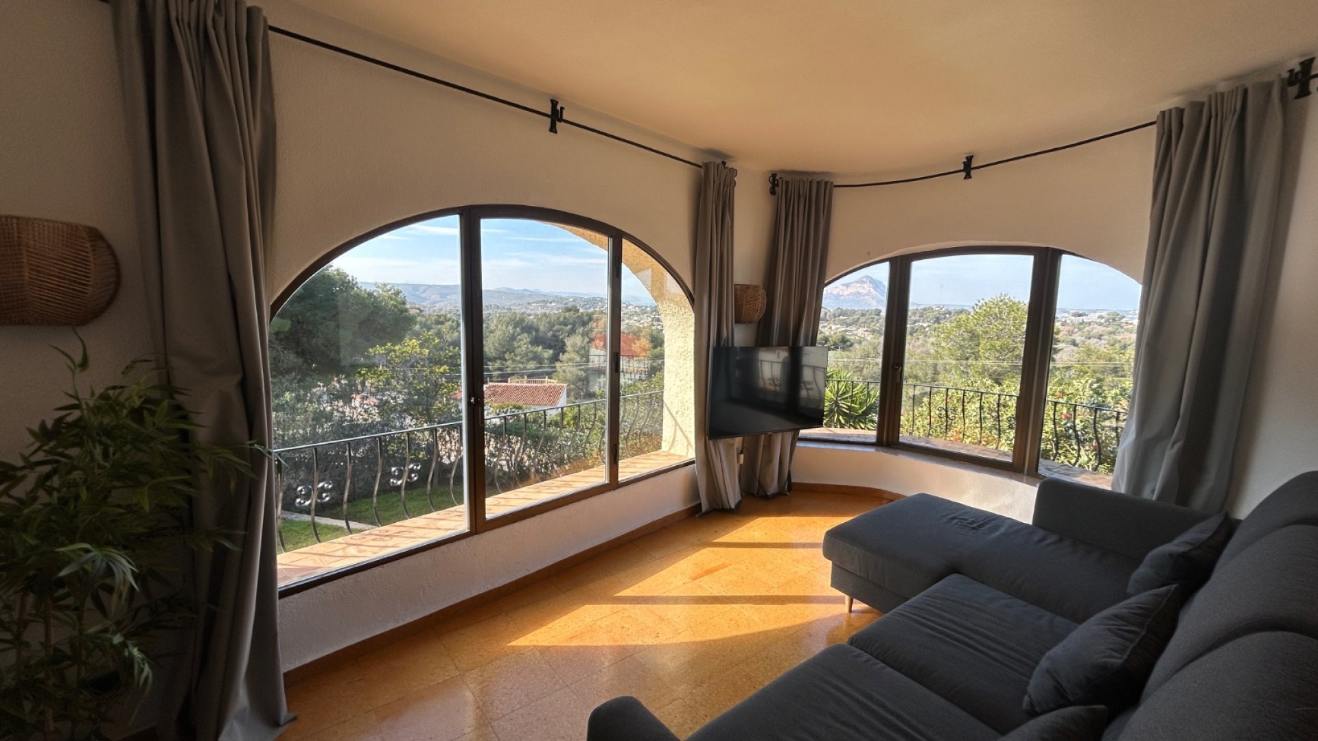 Resale - Villa -
Jávea - Montgó