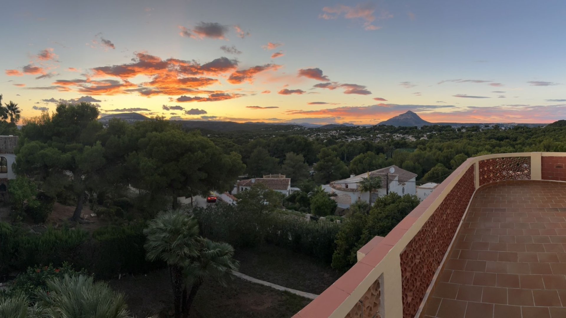 Resale - Villa -
Jávea - Montgó
