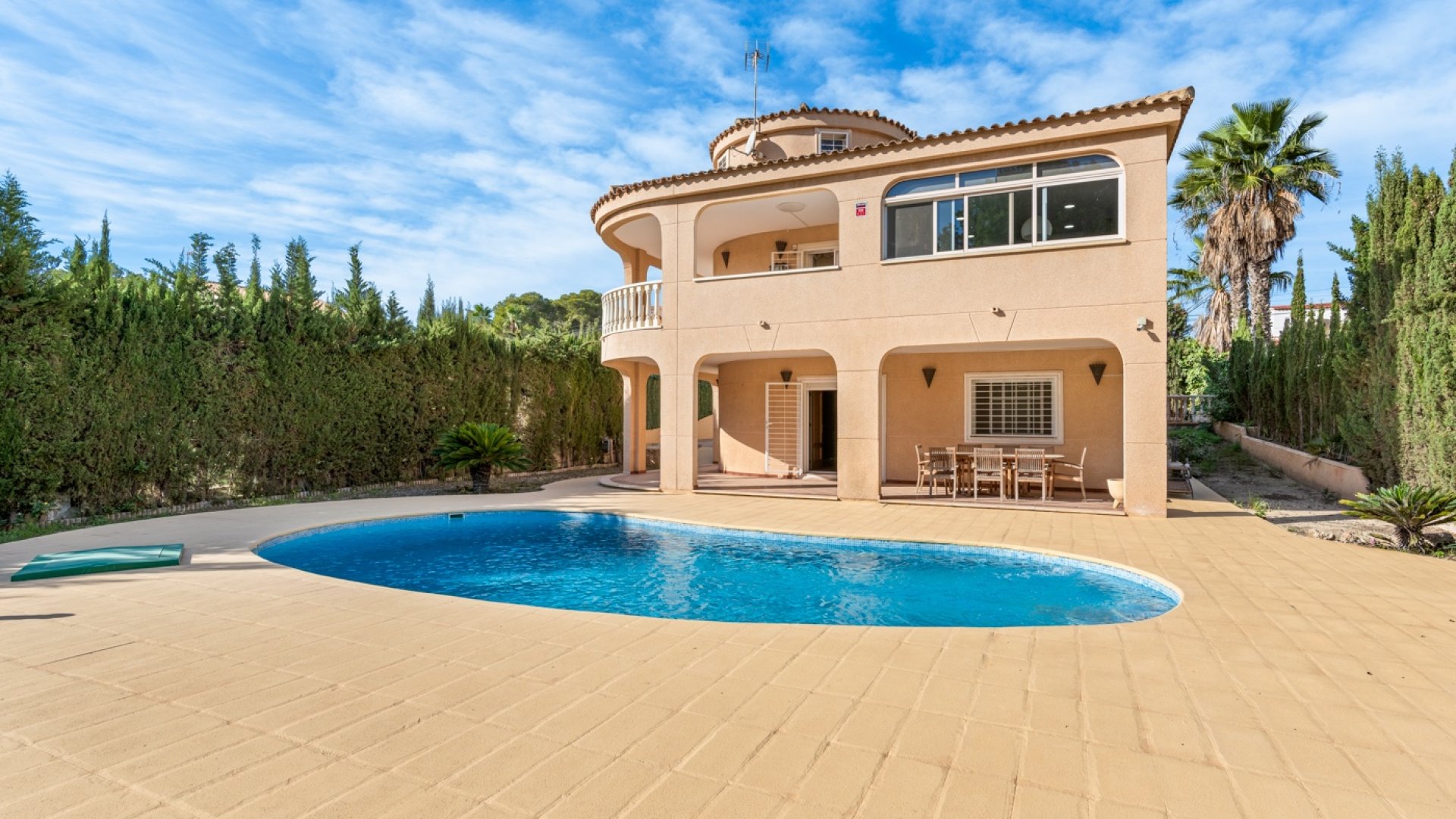 Resale - Villa -
Los Balcones