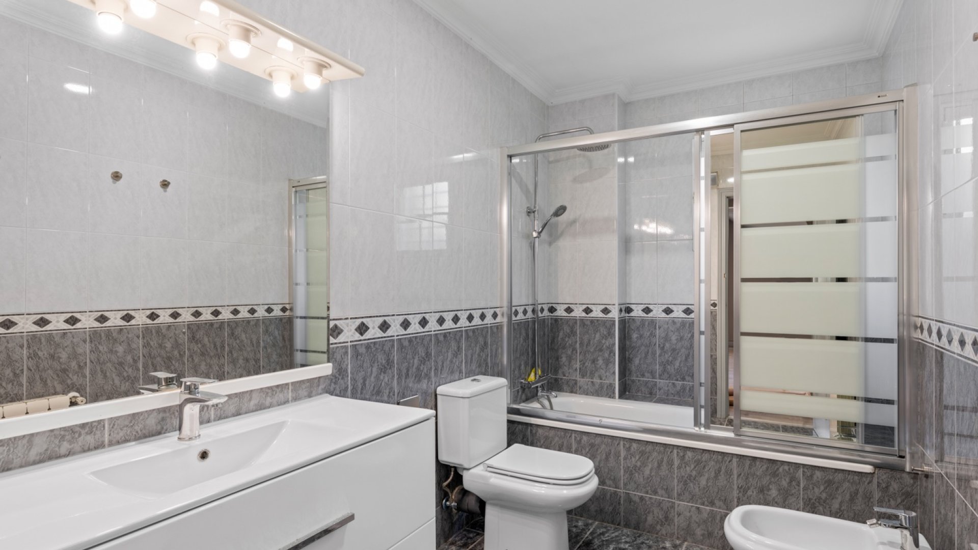 Resale - Villa -
Los Balcones