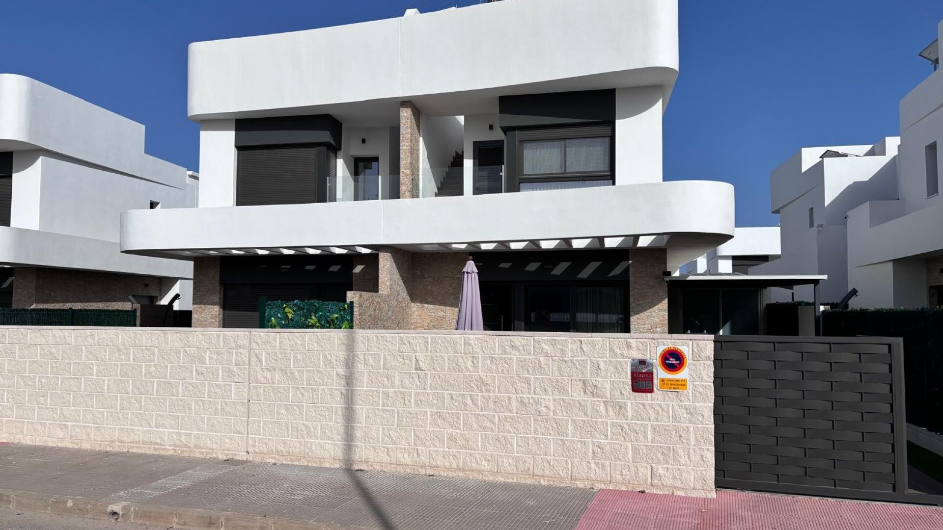 Resale - Villa -
Los Montesinos - La Herrada