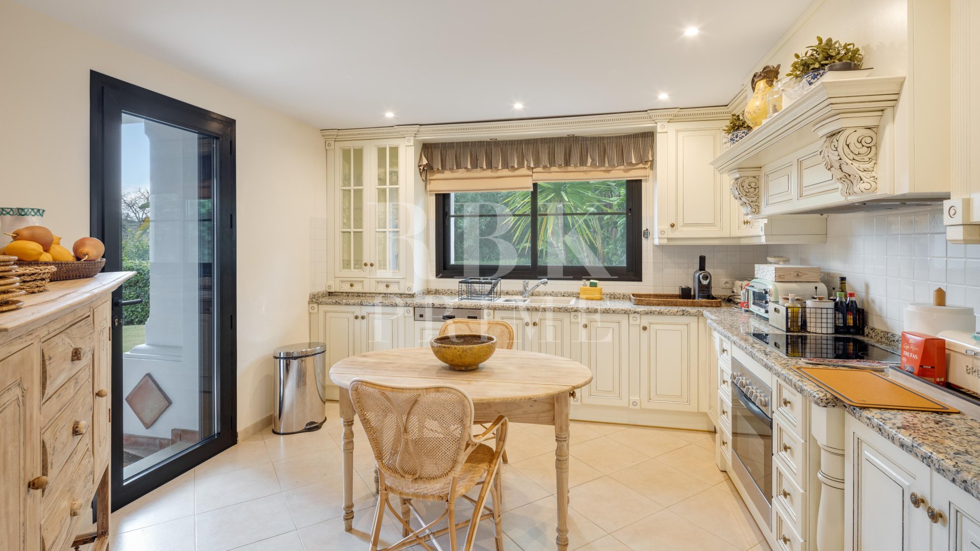 Resale - Villa -
Malaga - Benahavís
