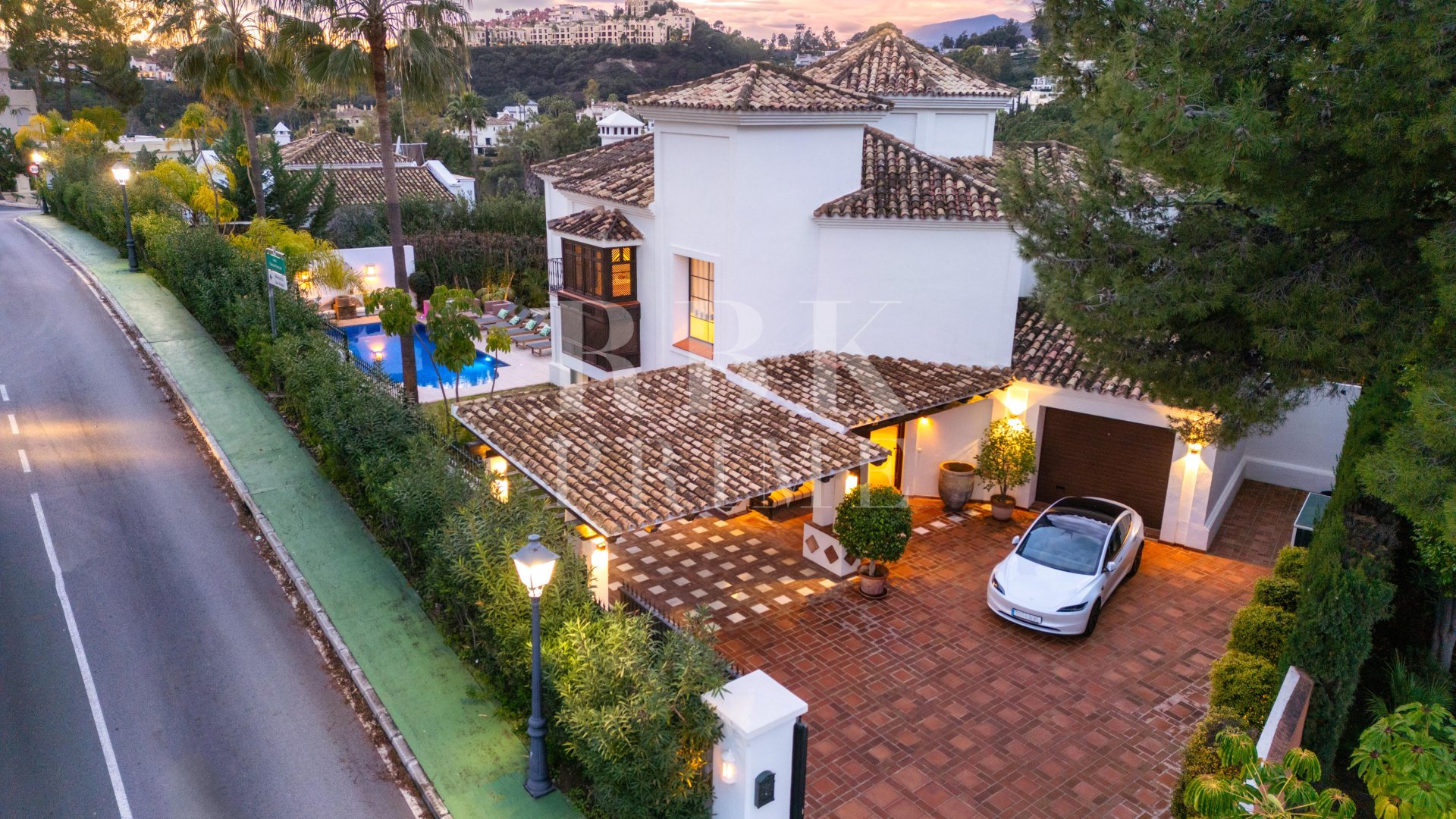 Resale - Villa -
Malaga - Benahavís