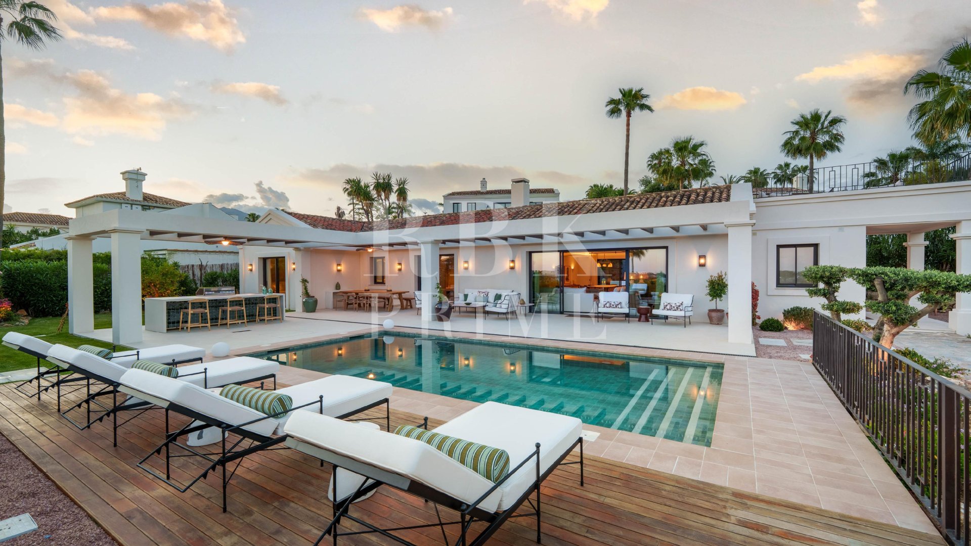 Resale - Villa -
Malaga - Nueva Andalucía