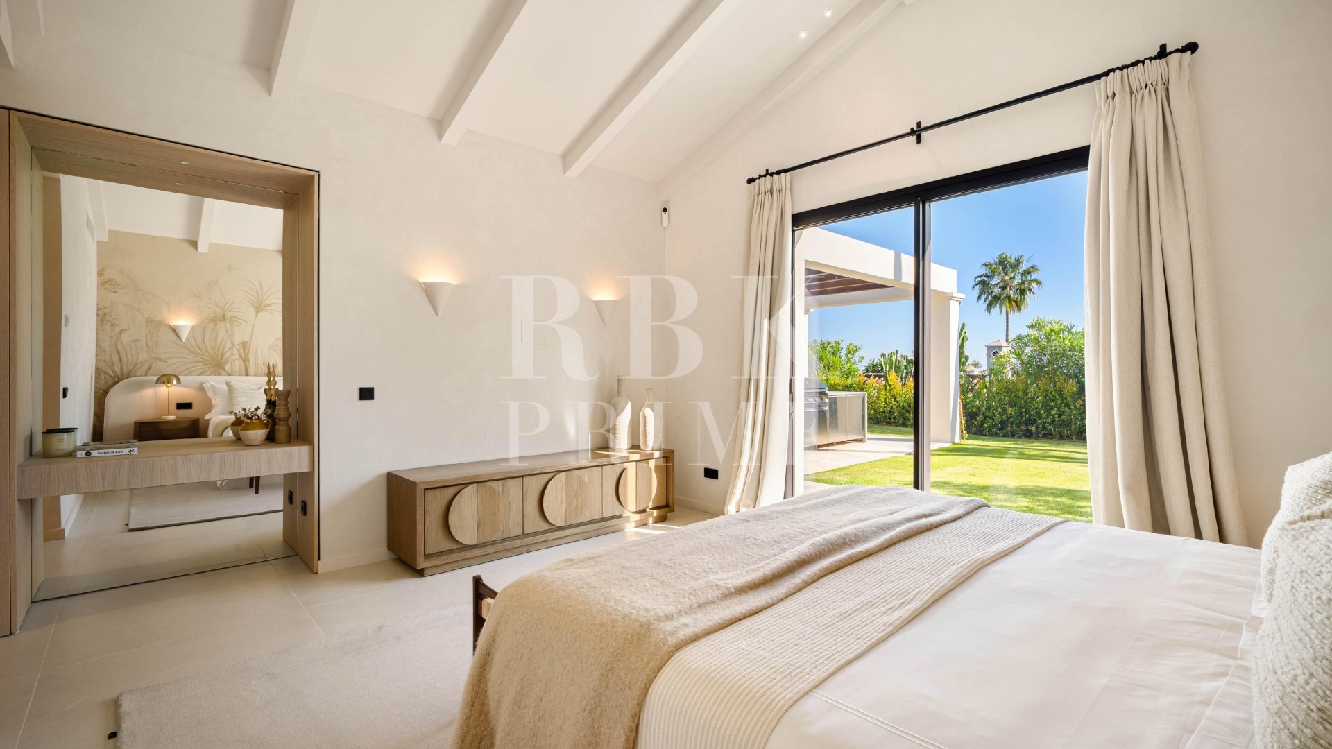 Resale - Villa -
Malaga - Nueva Andalucía