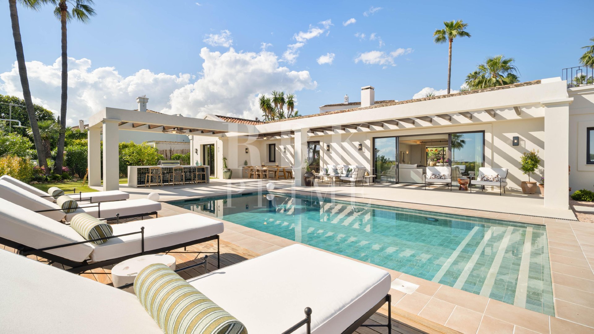 Resale - Villa -
Malaga - Nueva Andalucía