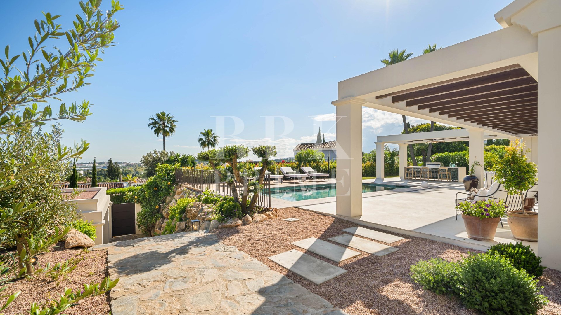 Resale - Villa -
Malaga - Nueva Andalucía