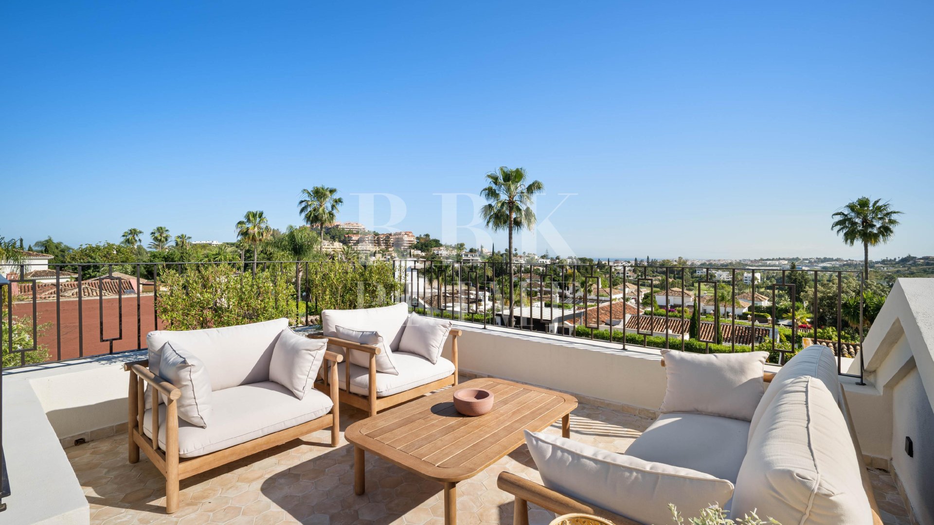Resale - Villa -
Malaga - Nueva Andalucía