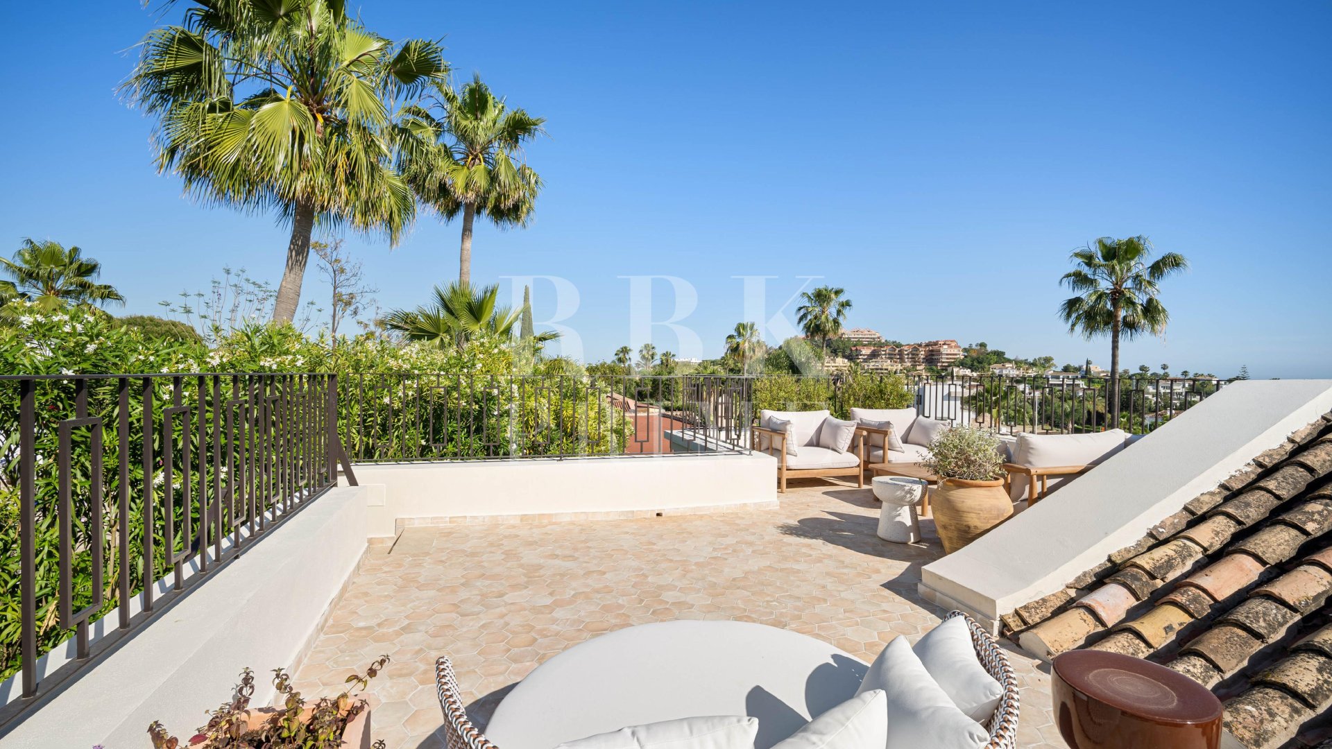 Resale - Villa -
Malaga - Nueva Andalucía