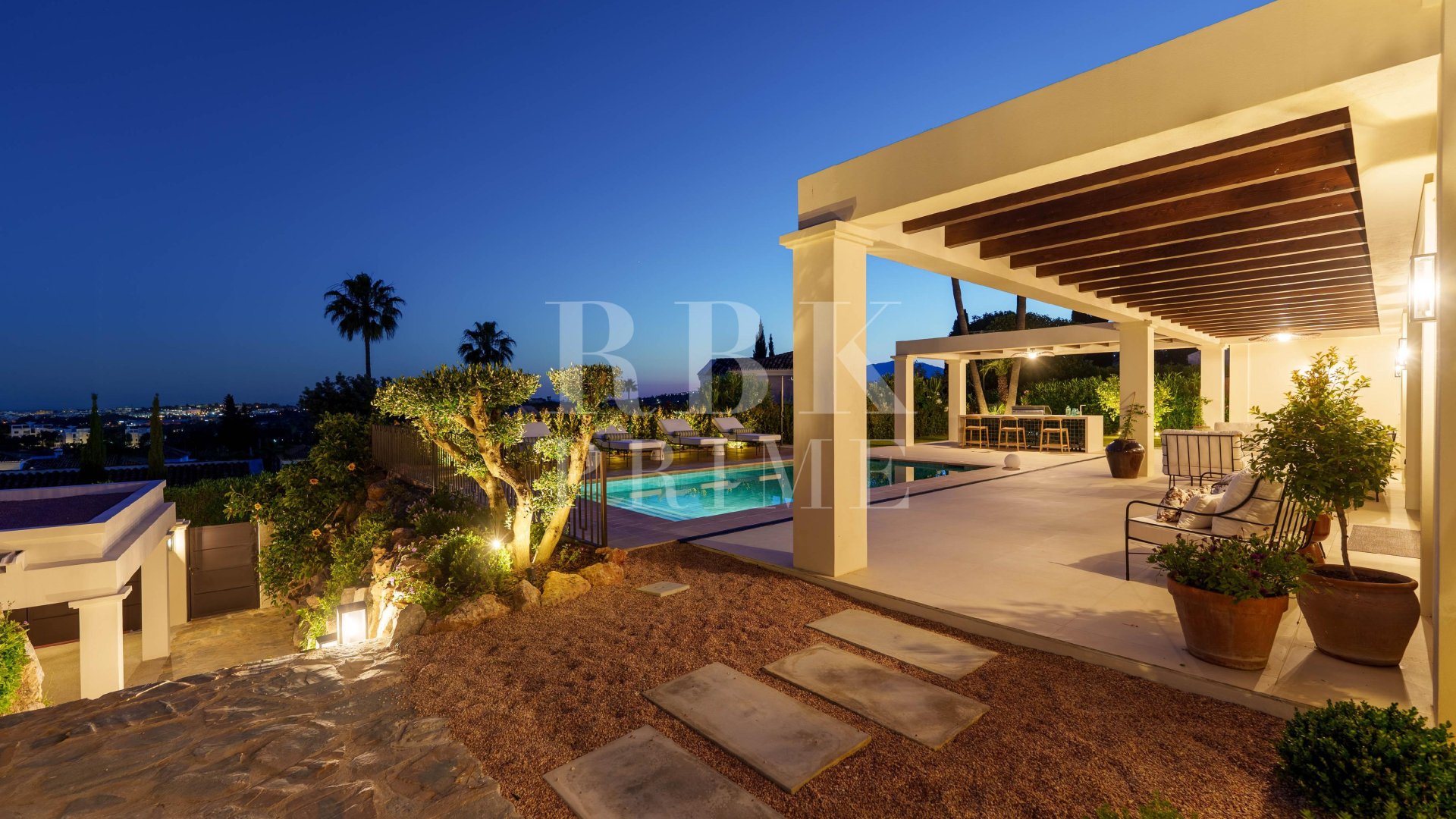 Resale - Villa -
Malaga - Nueva Andalucía