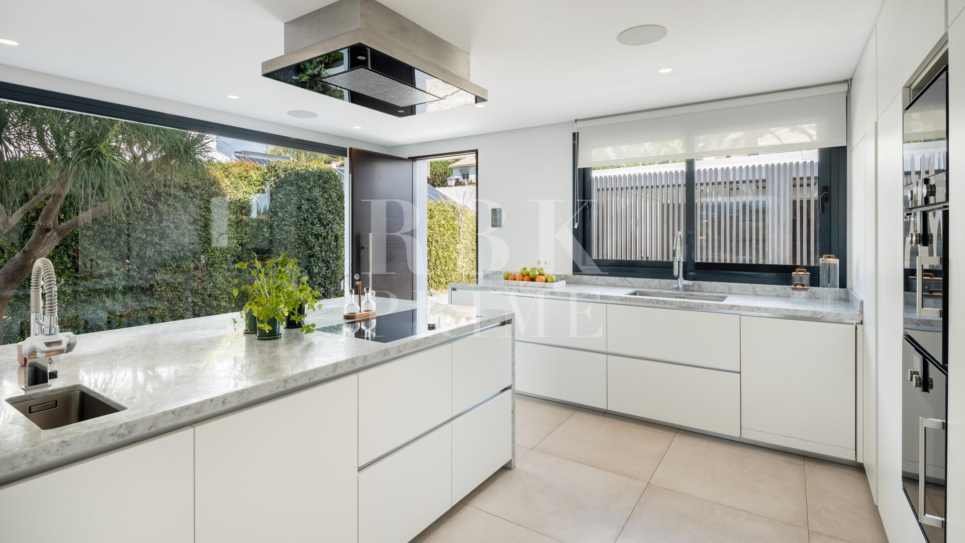 Resale - Villa -
Malaga - Nueva Andalucía