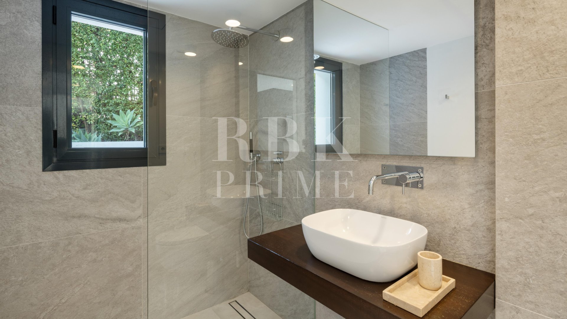 Resale - Villa -
Malaga - Nueva Andalucía