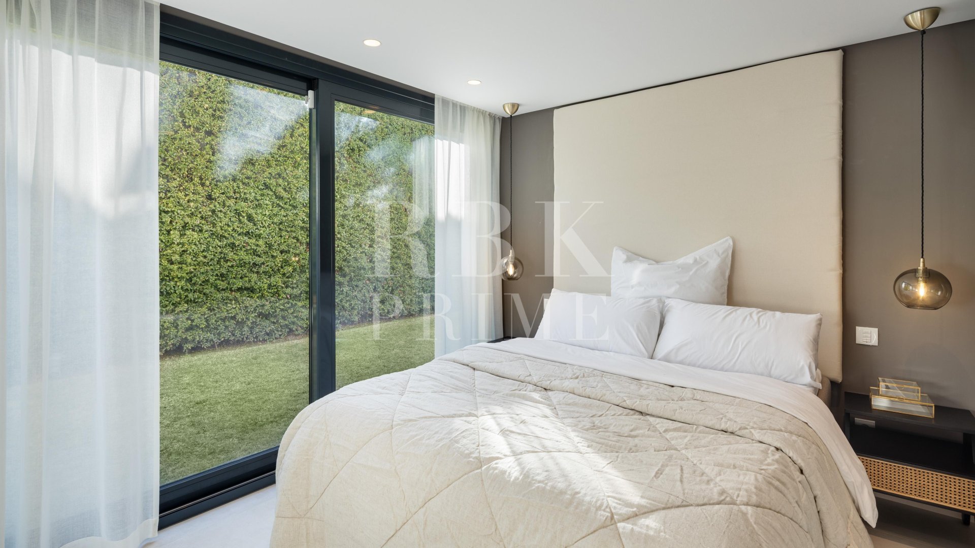 Resale - Villa -
Malaga - Nueva Andalucía
