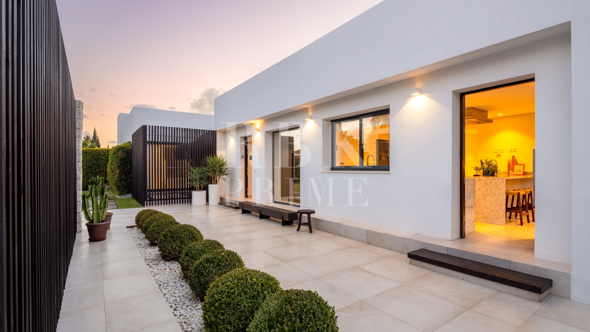 Resale - Villa -
Malaga - Nueva Andalucía