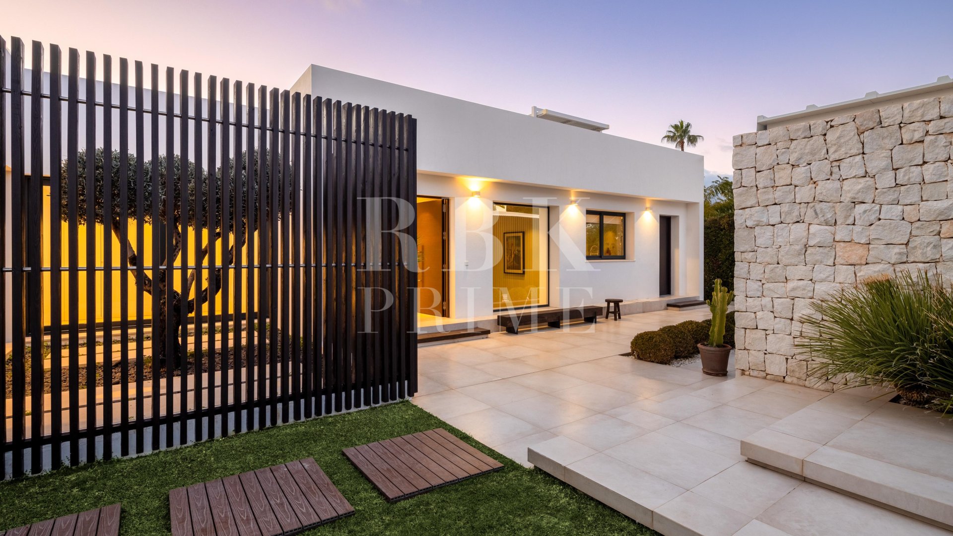Resale - Villa -
Malaga - Nueva Andalucía
