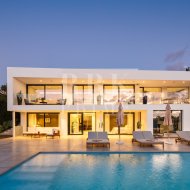 Resale - Villa -
Malaga - Nueva Andalucía