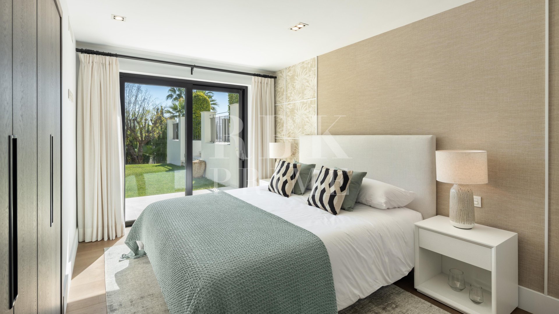 Resale - Villa -
Malaga - Nueva Andalucía