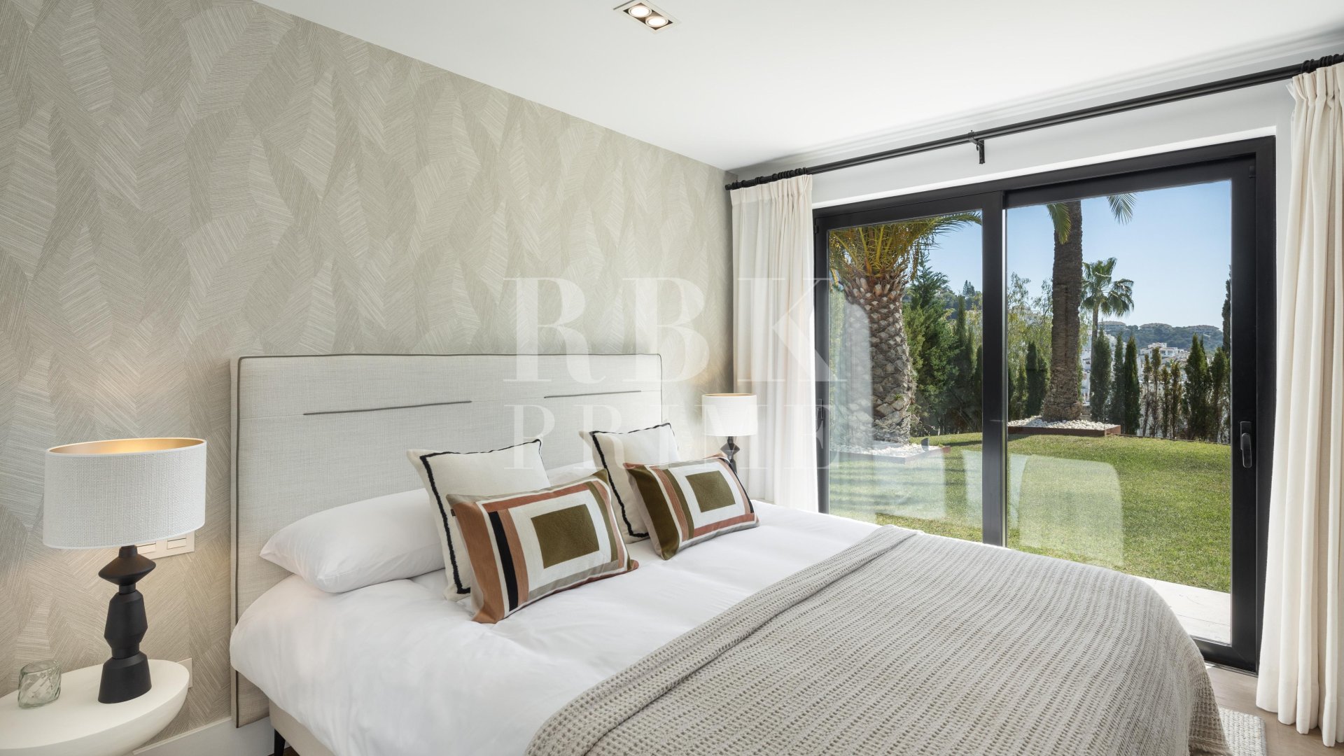 Resale - Villa -
Malaga - Nueva Andalucía