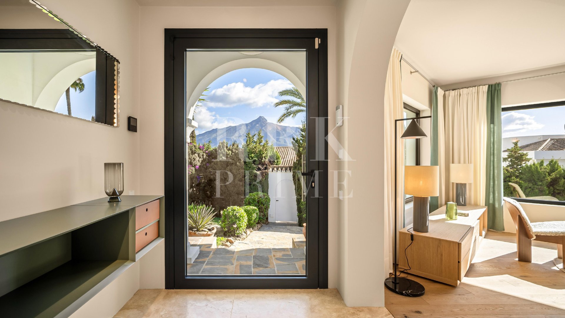 Resale - Villa -
Malaga - Nueva Andalucía