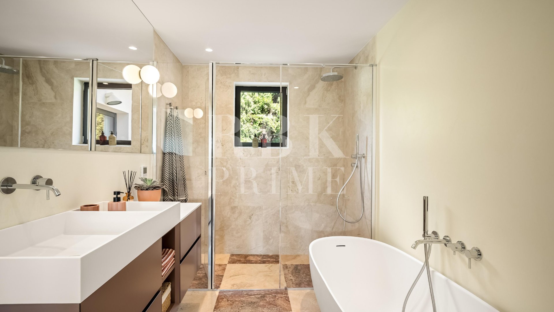 Resale - Villa -
Malaga - Nueva Andalucía