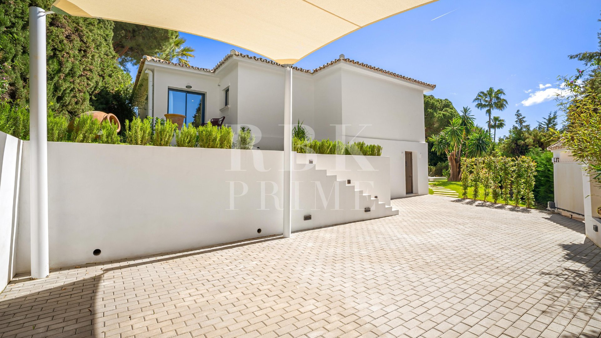 Resale - Villa -
Malaga - Nueva Andalucía
