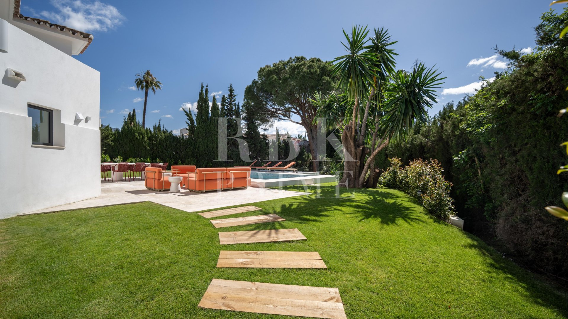Resale - Villa -
Malaga - Nueva Andalucía