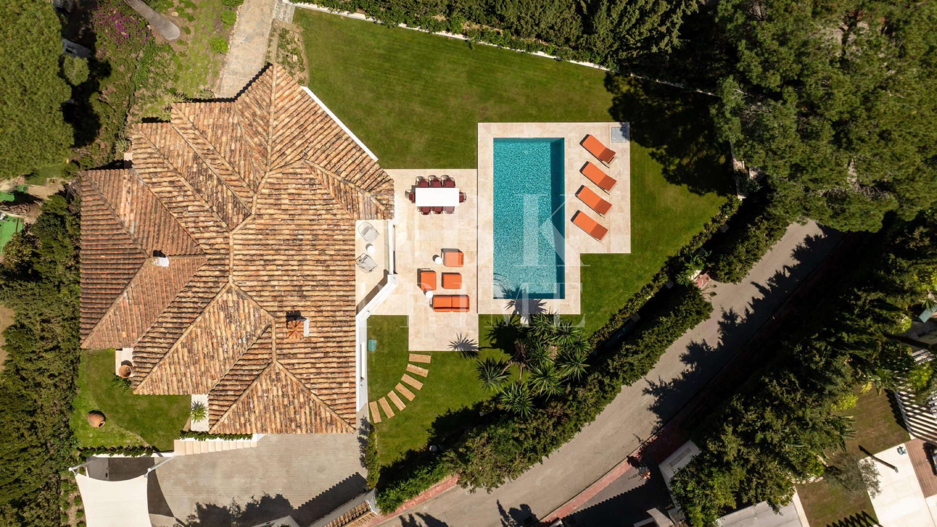 Resale - Villa -
Malaga - Nueva Andalucía
