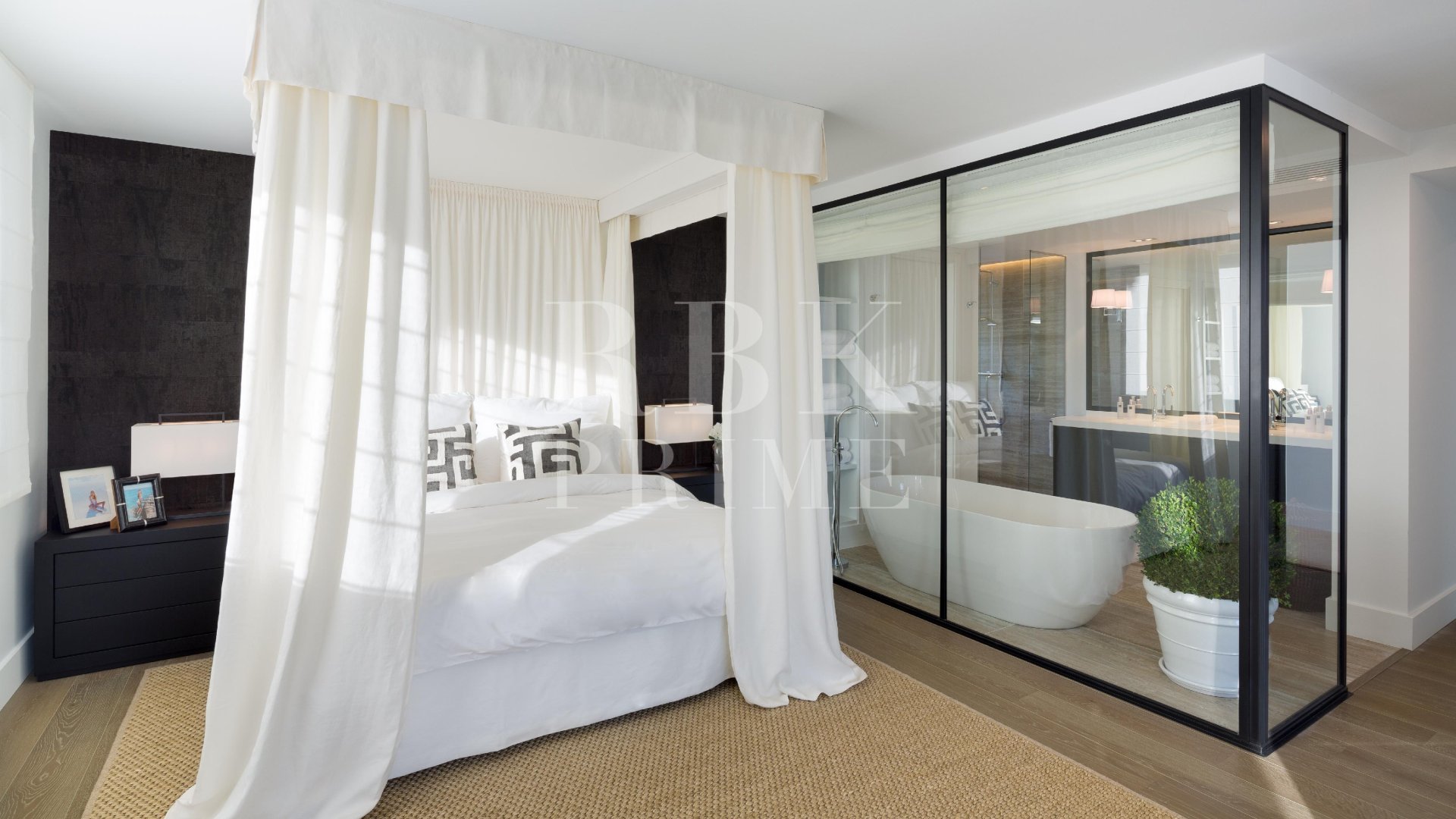 Resale - Villa -
Malaga - Nueva Andalucía