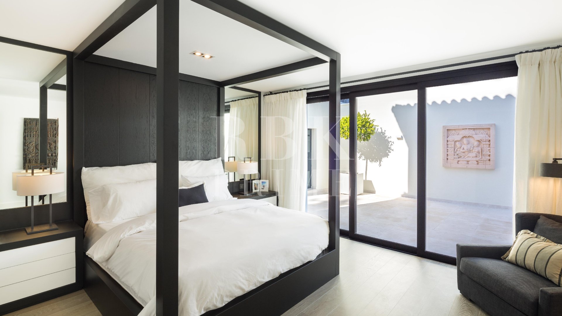 Resale - Villa -
Malaga - Nueva Andalucía