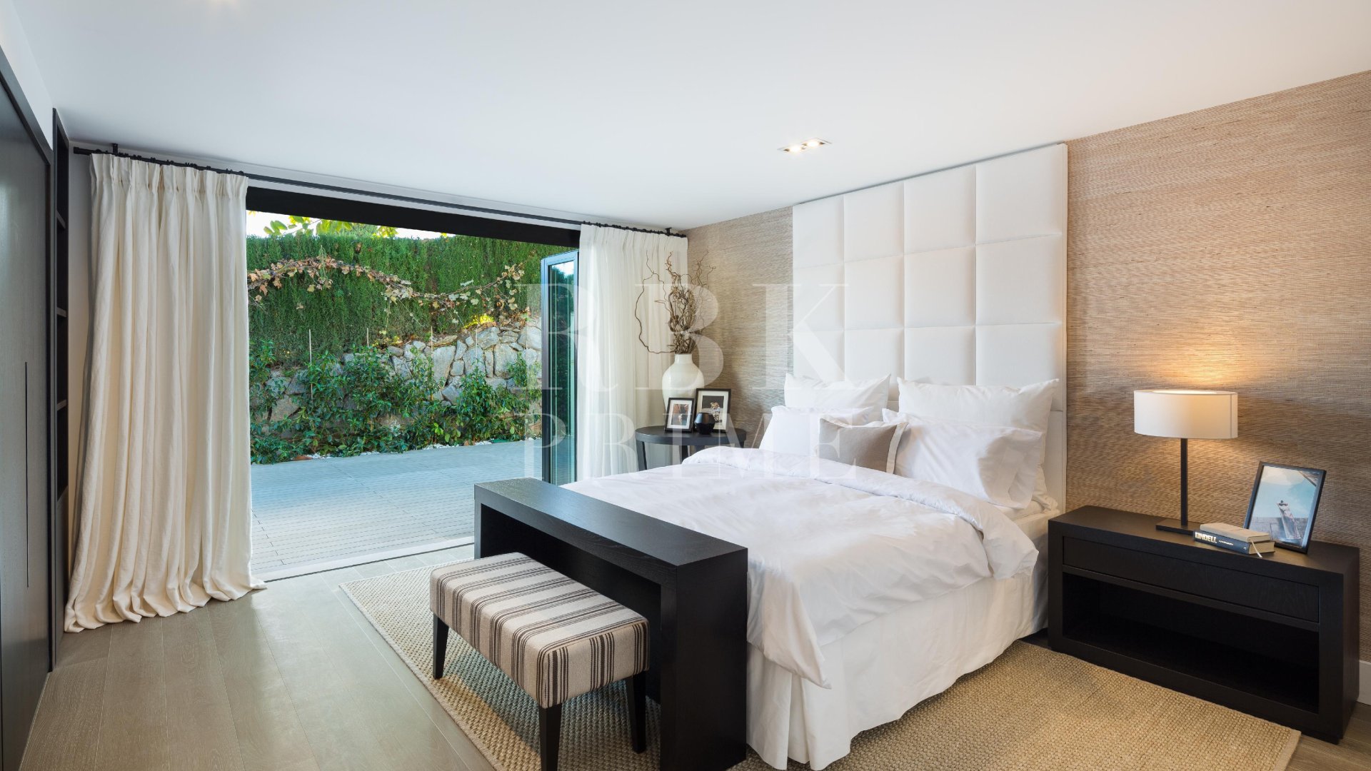 Resale - Villa -
Malaga - Nueva Andalucía